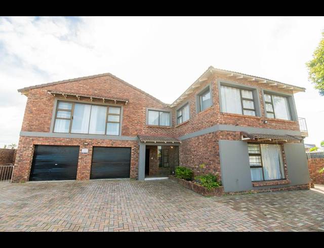 5 BEDROOM HOUSE FOR SALE IN BLUEWATER BAY